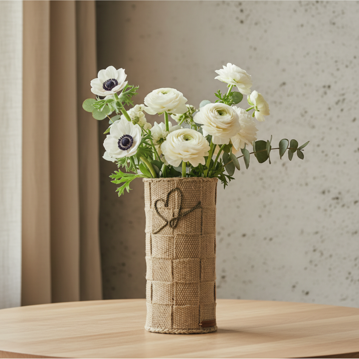Embrace No. 2 Håndflettet blomstervase i jute med hvite blomster