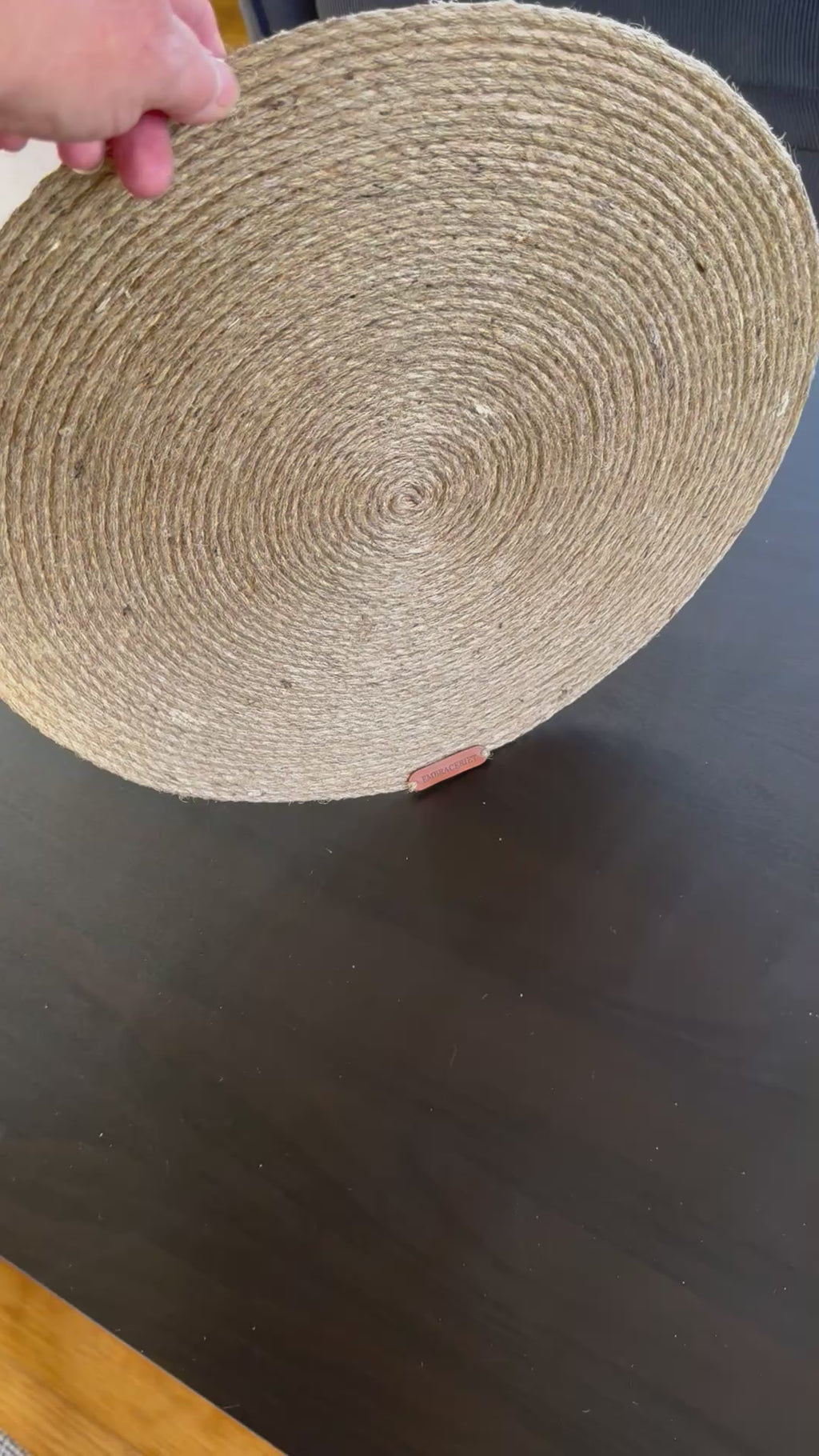 Håndlaget dekketallerken i jute for å vise stivelse i video